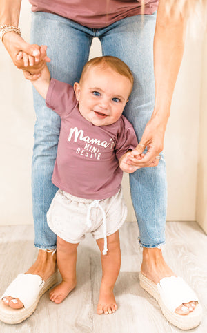 MAMA'S MINI BESTIE tee ☮︎♡